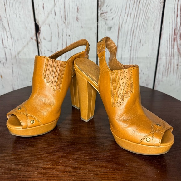 BCBGeneration Cognac Leather Peep toe Sling back 1” Platform 5.25” Heels size 7 - Picture 3 of 16